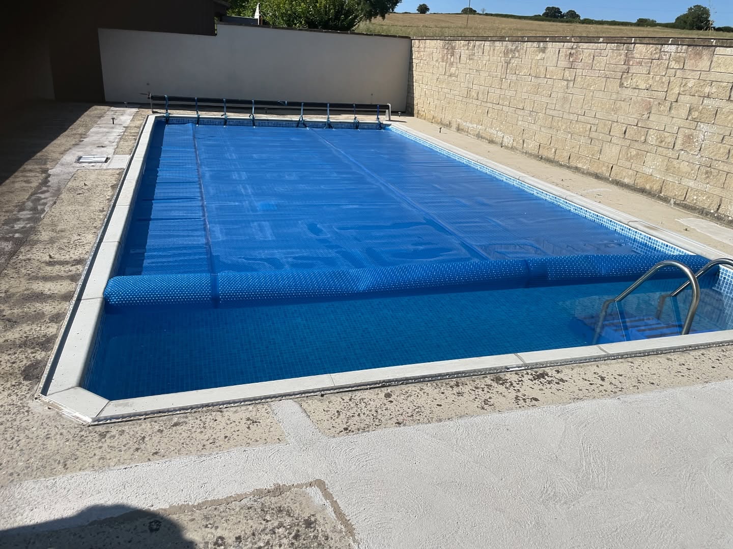 Resin-bound surface around a swimming pool